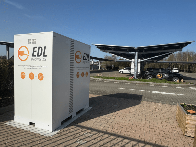 Batterie de stockage avec ombrière et IRVE
