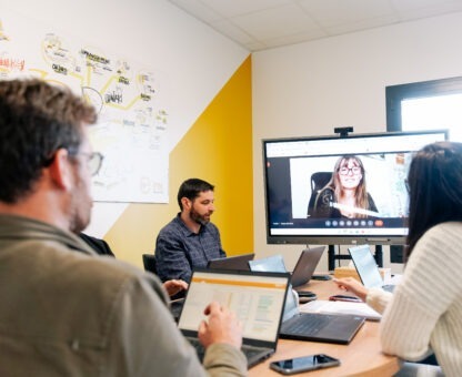 Équipe en visioconférence, collaboration à distance et travail d'équipe