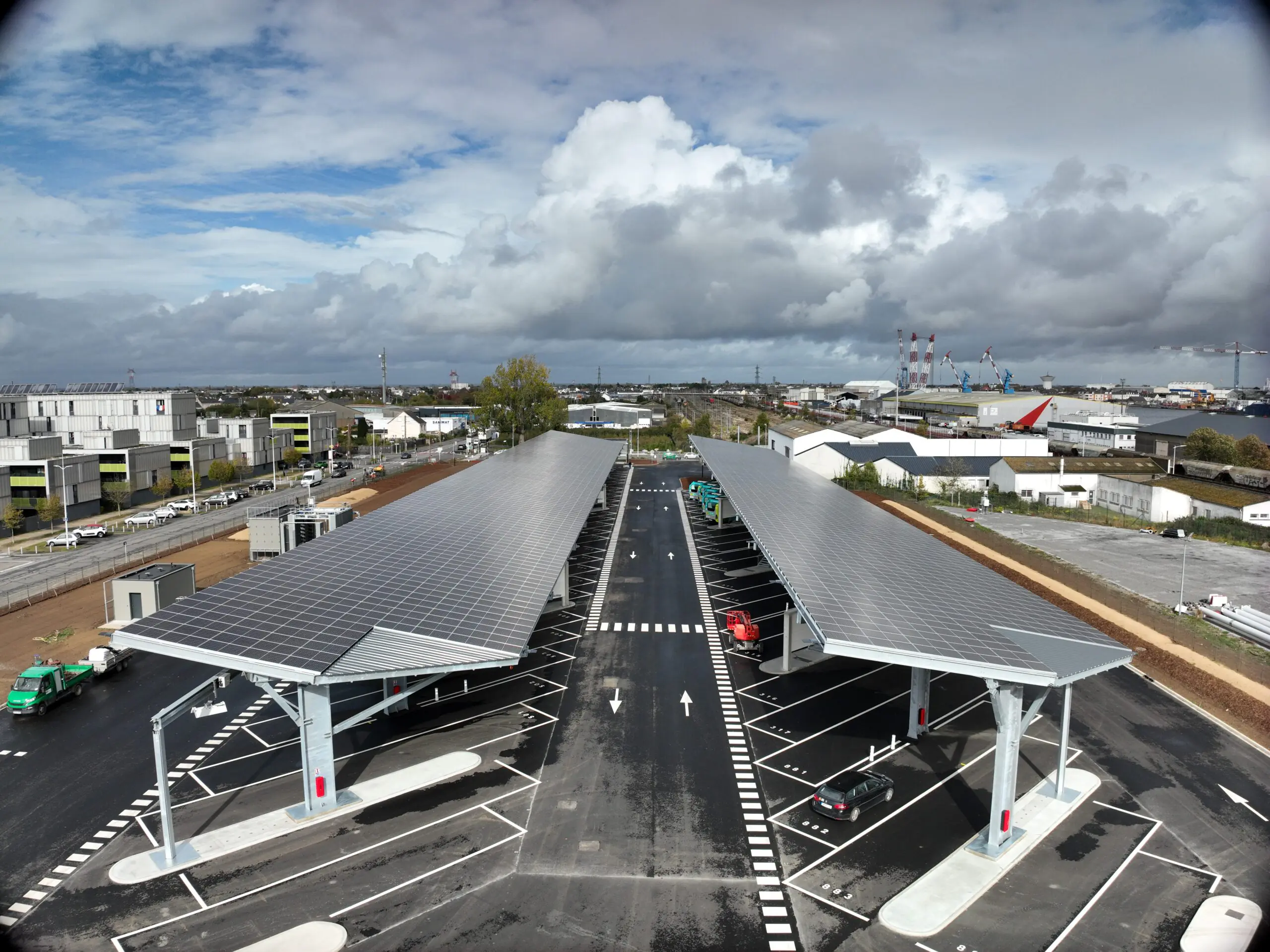 Ombrière photovoltaïque à La Carene, Saint-Nazaire Agglo, avec panneaux solaires et bornes de recharge.