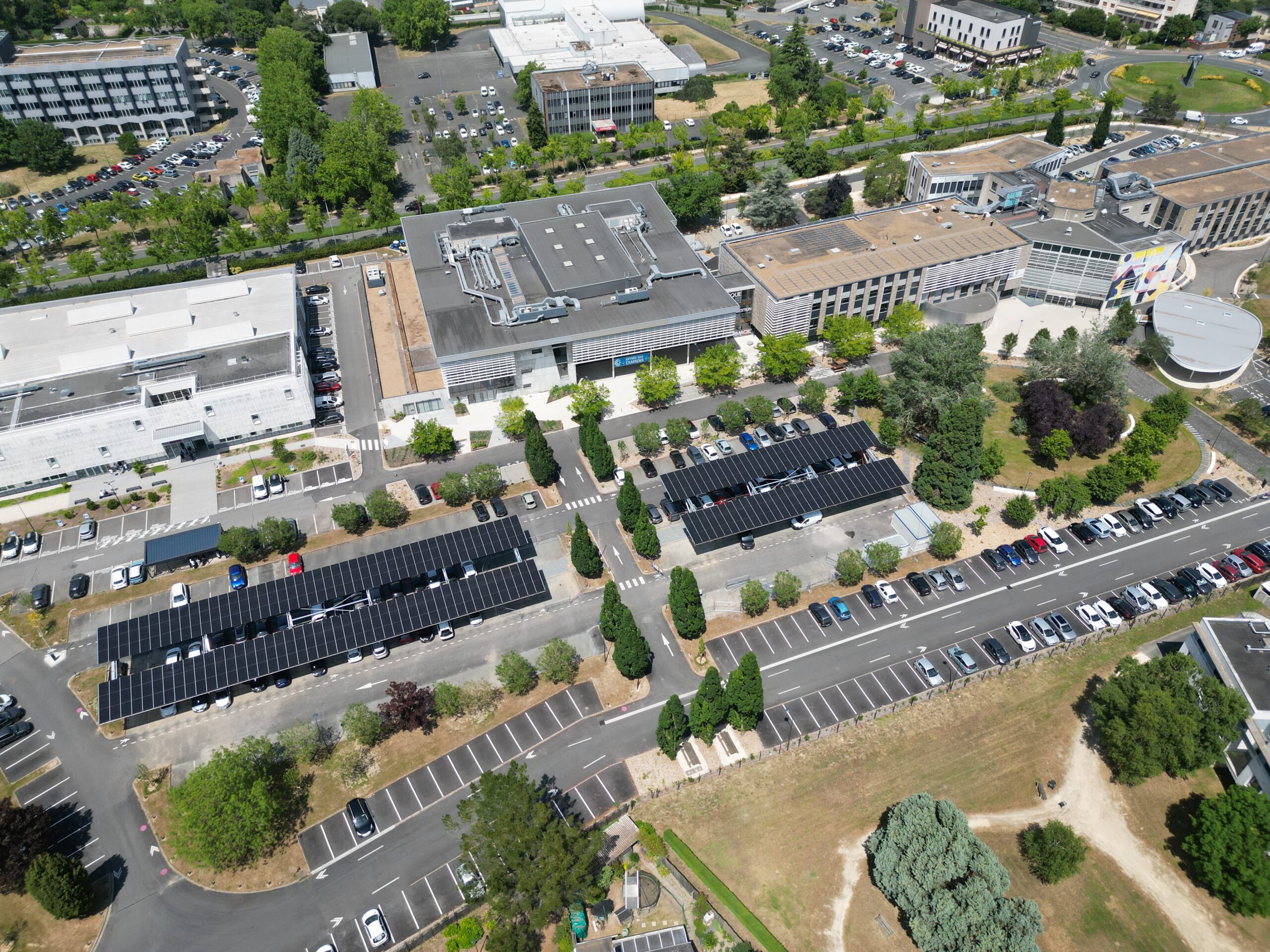 Vue aérienne du parking solaire avec panneaux solaires et bâtiments