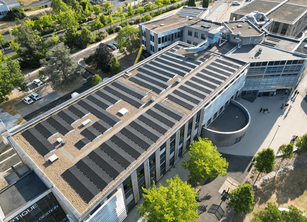 Toit de la CCI Maine-et-Loire avec panneaux solaires