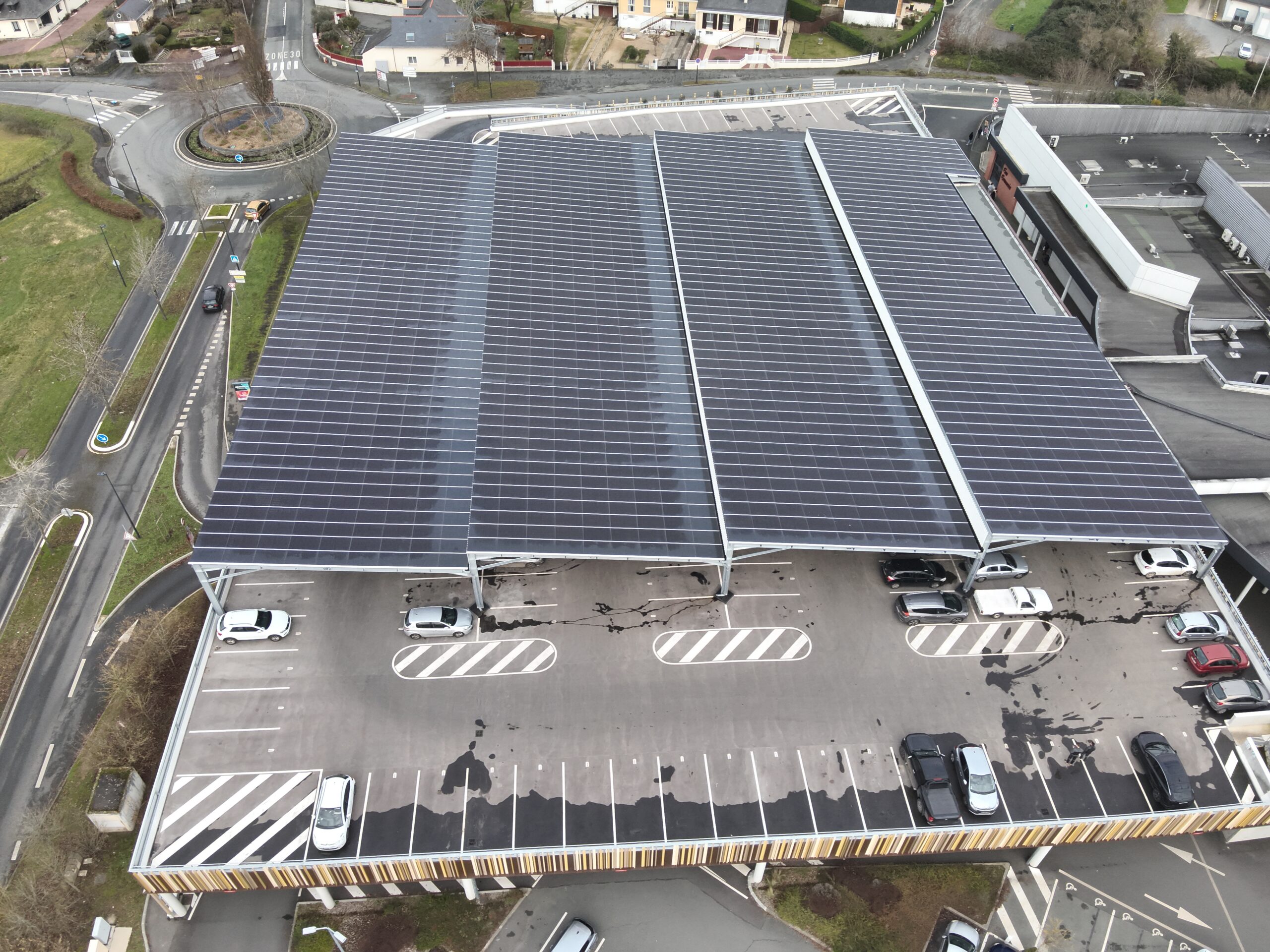 Super U Saint-Sylvain-d'Anjou parking avec panneaux solaires