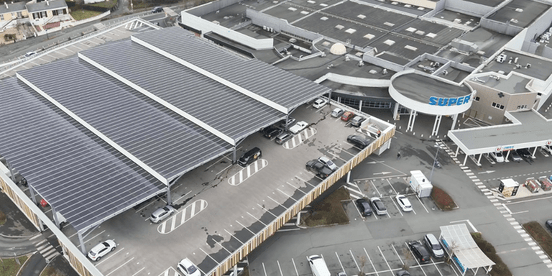 Super U Saint-Sylvain-d'Anjou : parking avec panneaux solaires et voitures
