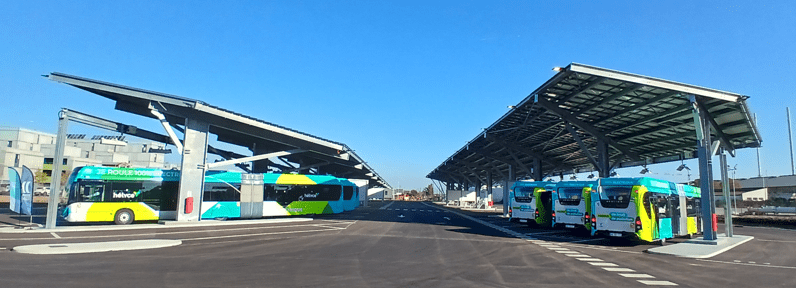 Panneaux solaires et techniciens travaillant dans un champ au coucher du soleil.