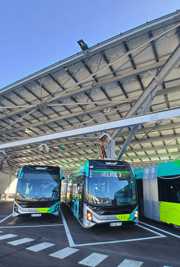 Deux bus Helyce stationnés sous une ombrière solaire à Saint-Nazaire Agglo