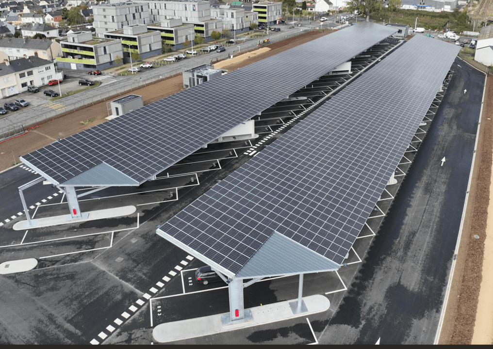 Site de remisage des bus électriques sous ombrière solaire à Saint-Nazaire