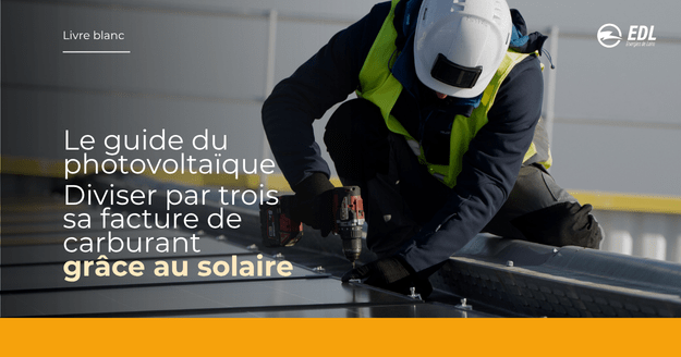 Technicien installant des panneaux solaires, guide photovoltaïque pour réduire la facture de carburant