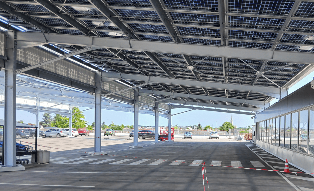 Parking couvert avec panneaux solaires au Super U Saint-Sylvain-d'Anjou.