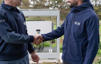 Technicien expliquant des panneaux solaires à un client
