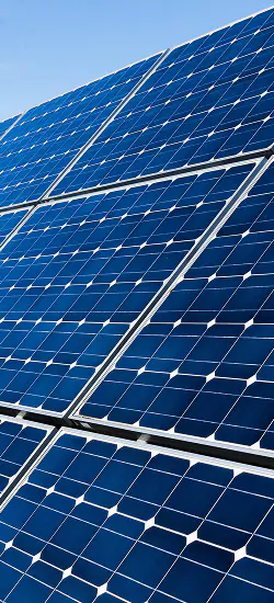 Panneaux solaires bleus brillants sous un ciel clair