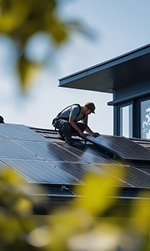 Technicien installant des panneaux solaires sur un toit
