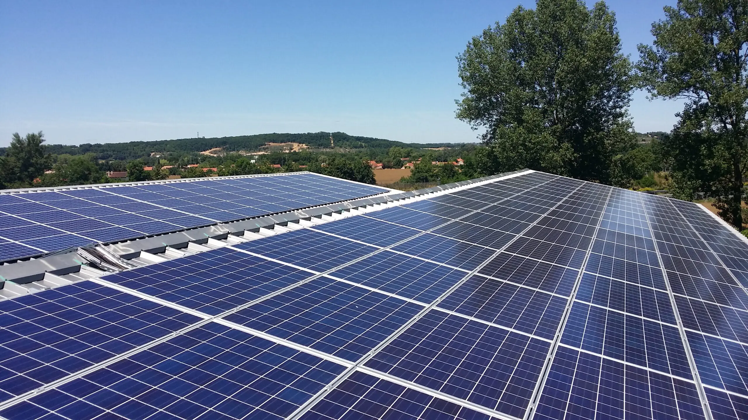 Panneaux solaires sur un toit, produisant de l'énergie