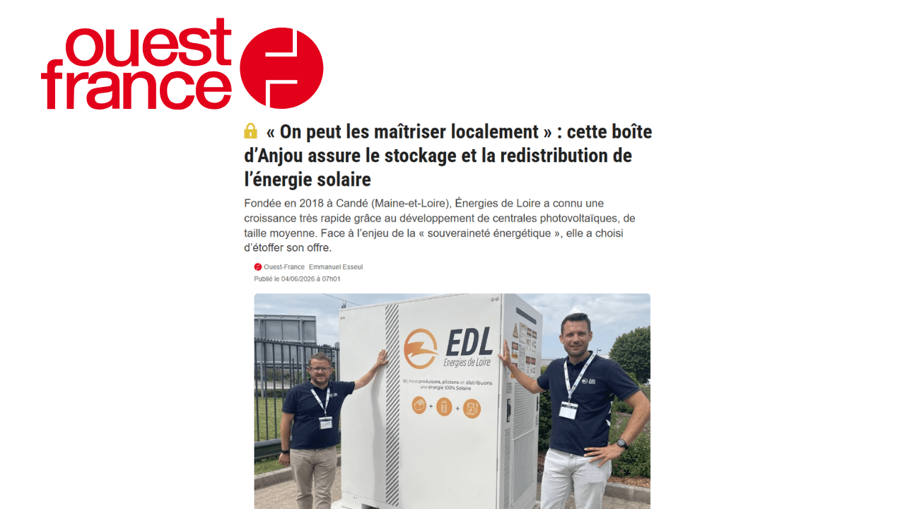 Deux hommes présentant une boîte EDL Energies de Loire à côté