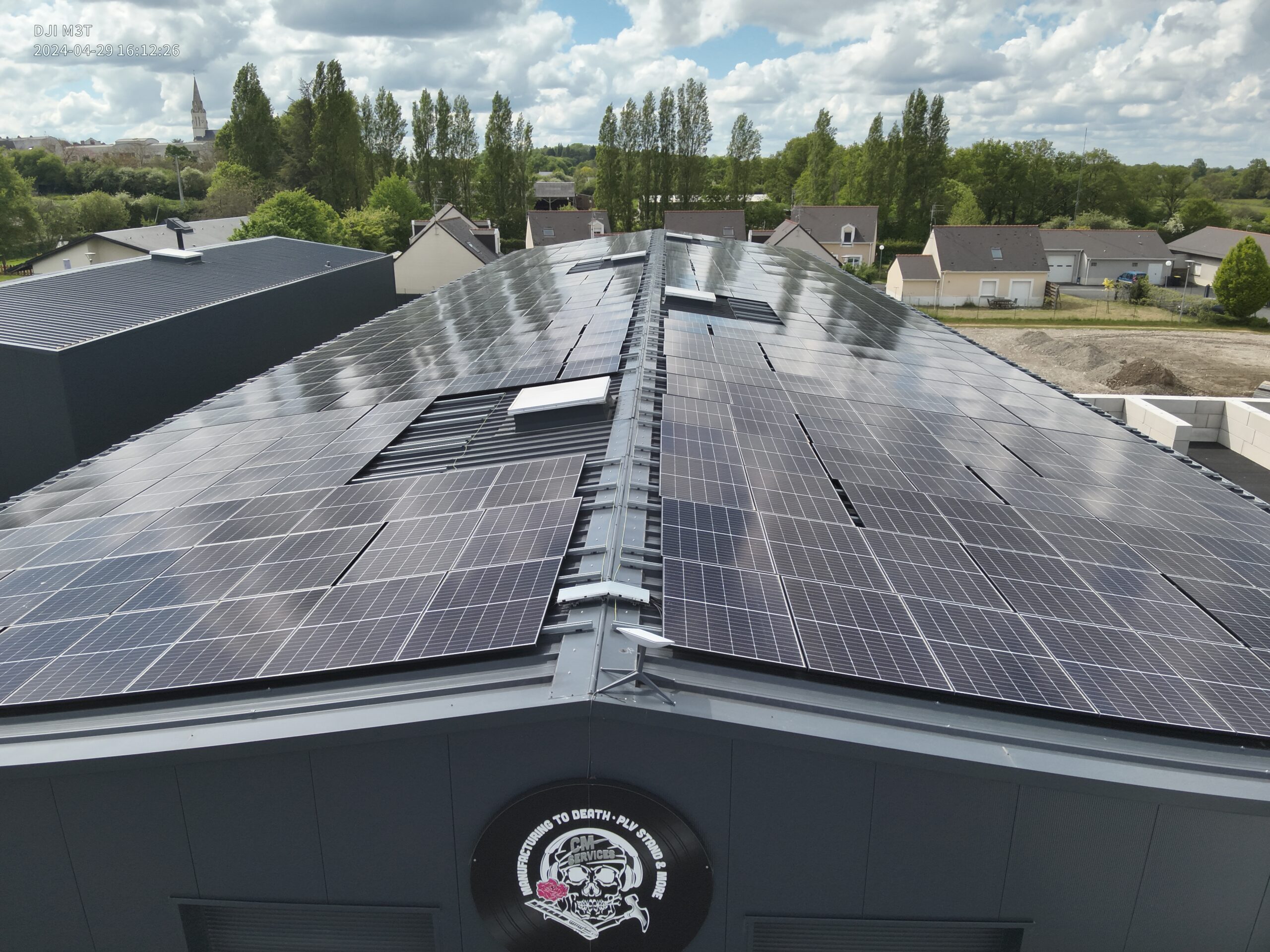 Panneau solaire sur le toit d'un bâtiment CM Services