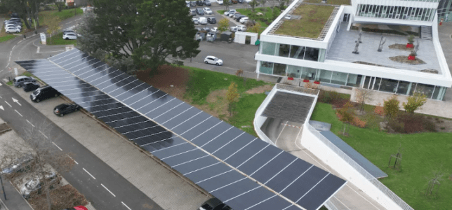 Ombrières photovoltaïques Crédit Agricole Atlantique Vendée avec voitures