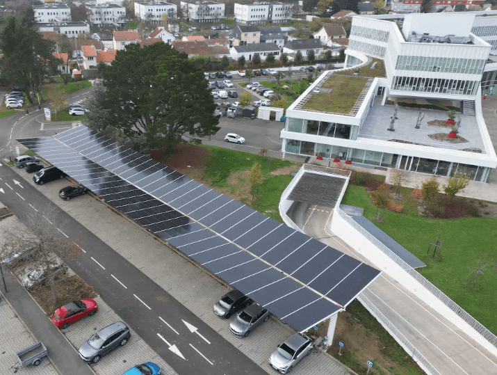 Ombrières photovoltaïques Crédit Agricole Atlantique Vendée avec voitures