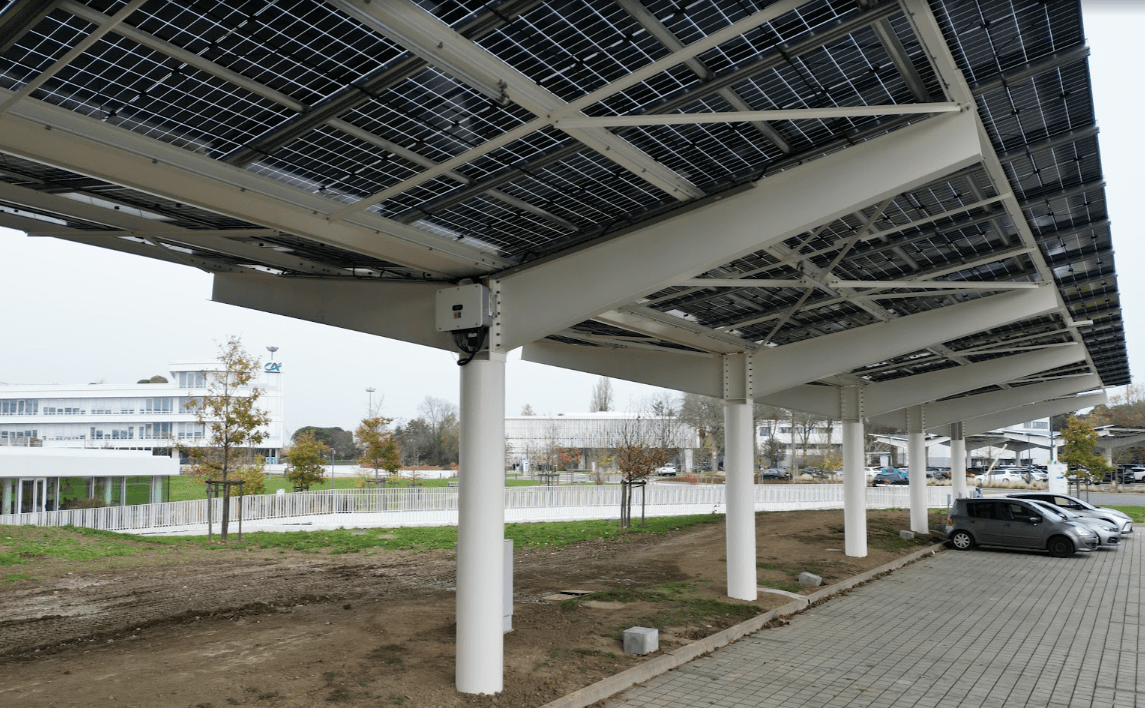 Ombrière solaire Crédit Agricole Atlantique Vendée avec panneaux photovoltaïques