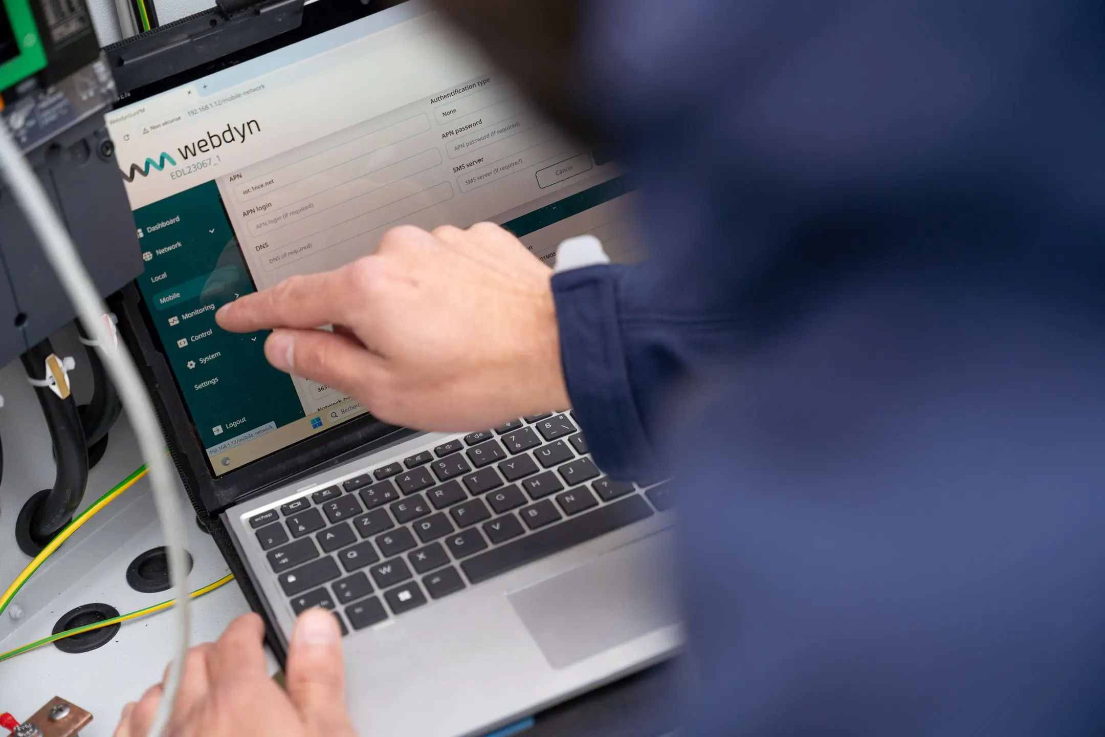 Personnalisation d'une interface web sur un écran de laptop
