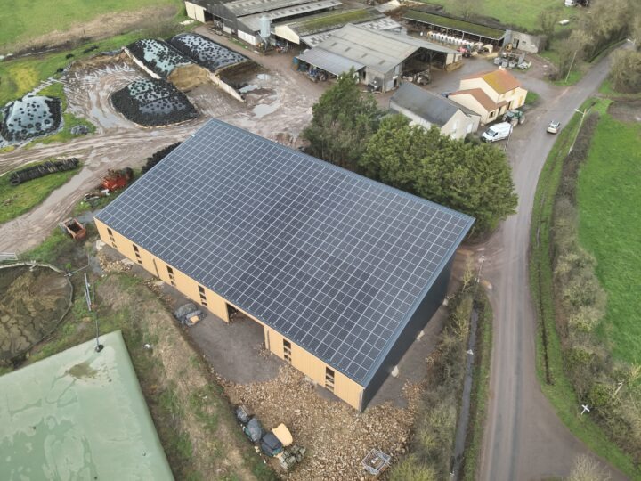 Vue aérienne d'une ferme solaire GAEC Loire et Marais avec panneaux solaires sur un bâtiment agricole.