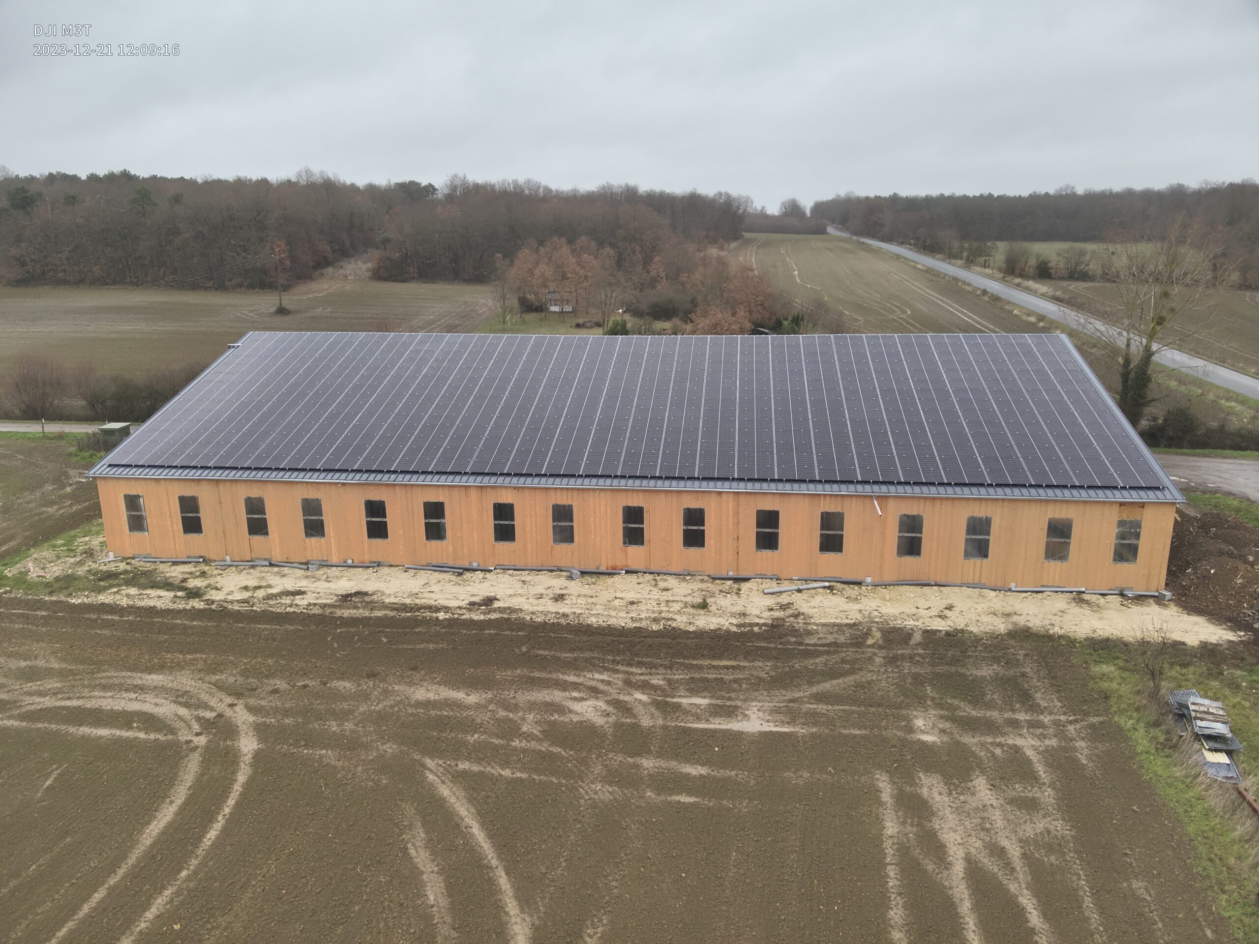 Bâtiment agricole GAEC Pachamama avec panneaux solaires sur le toit