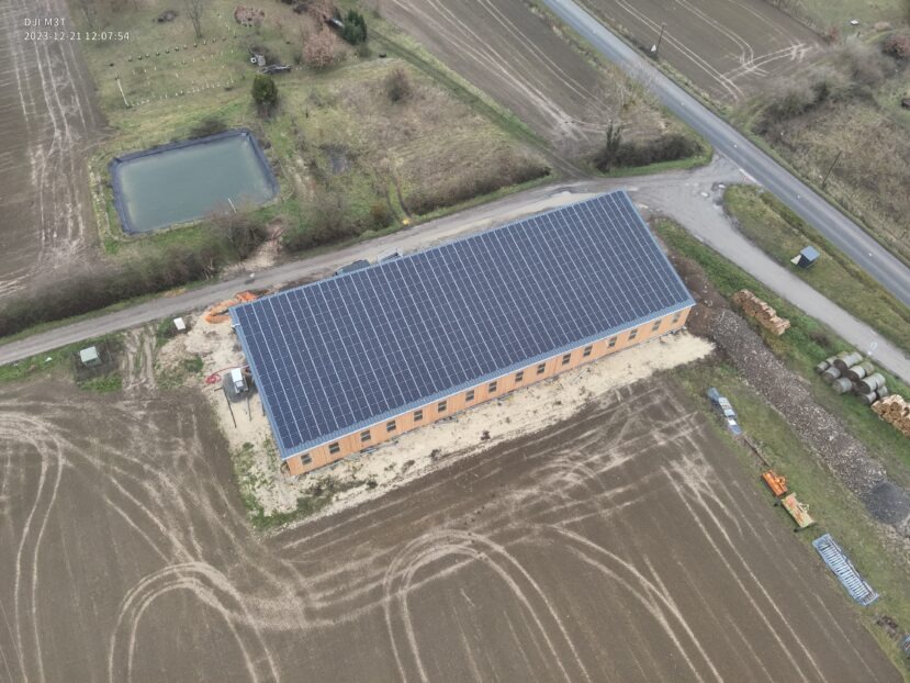 Vue aérienne d'un bâtiment agricole avec panneaux solaires, GAEC Pachamama