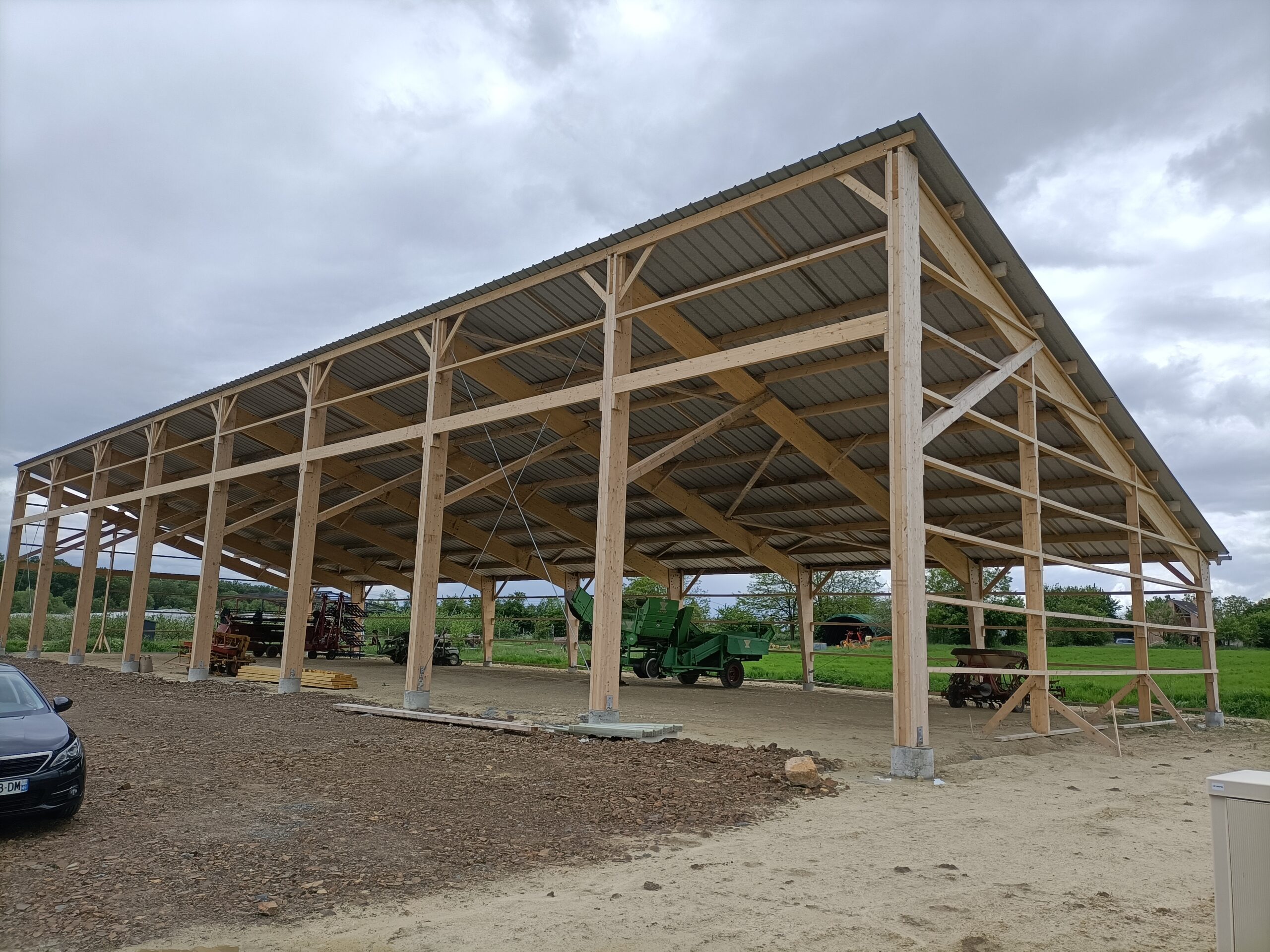 Nouvelle structure en bois pour GAEC Pachamama, avec machines agricoles.