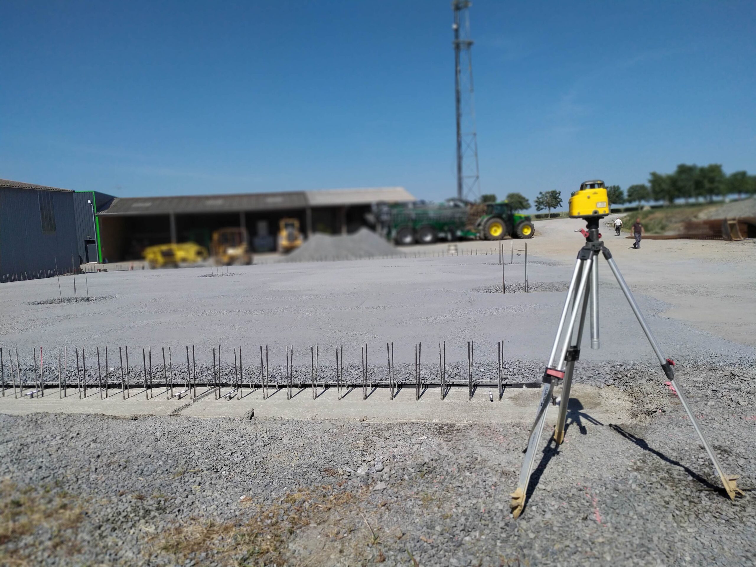 Nivellement laser sur chantier de construction, équipement de chantier agricole.