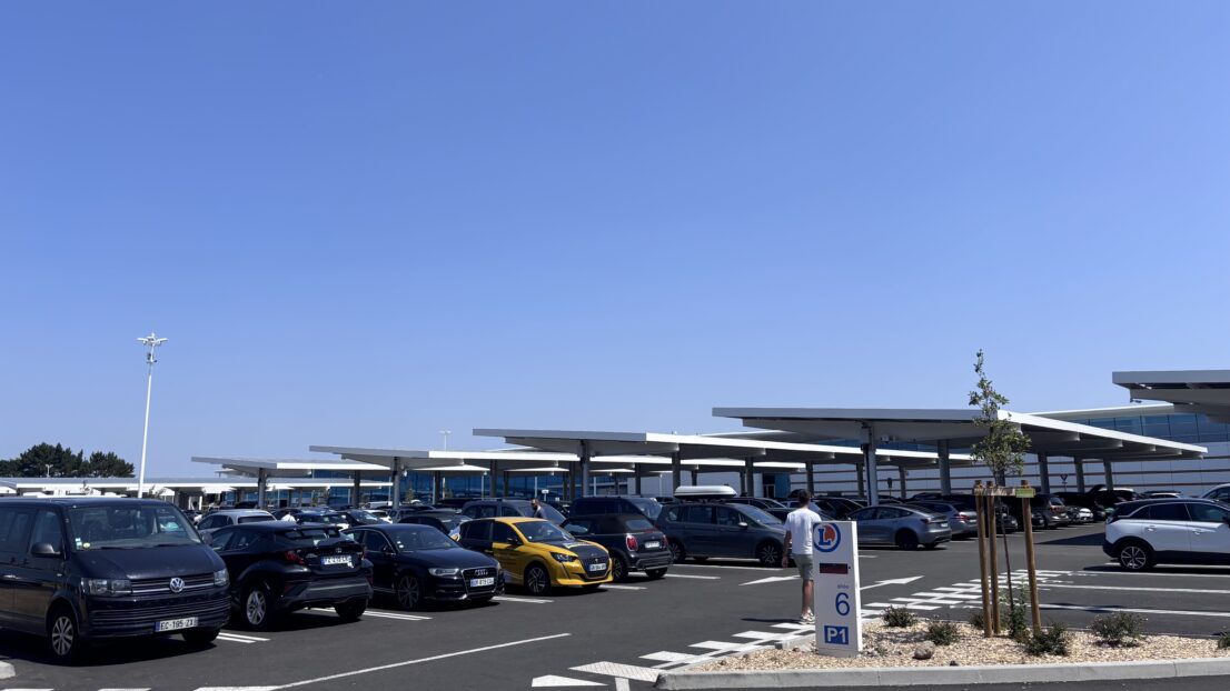 Parking extérieur du Leclerc Guérande avec ombrières photovoltaïques
