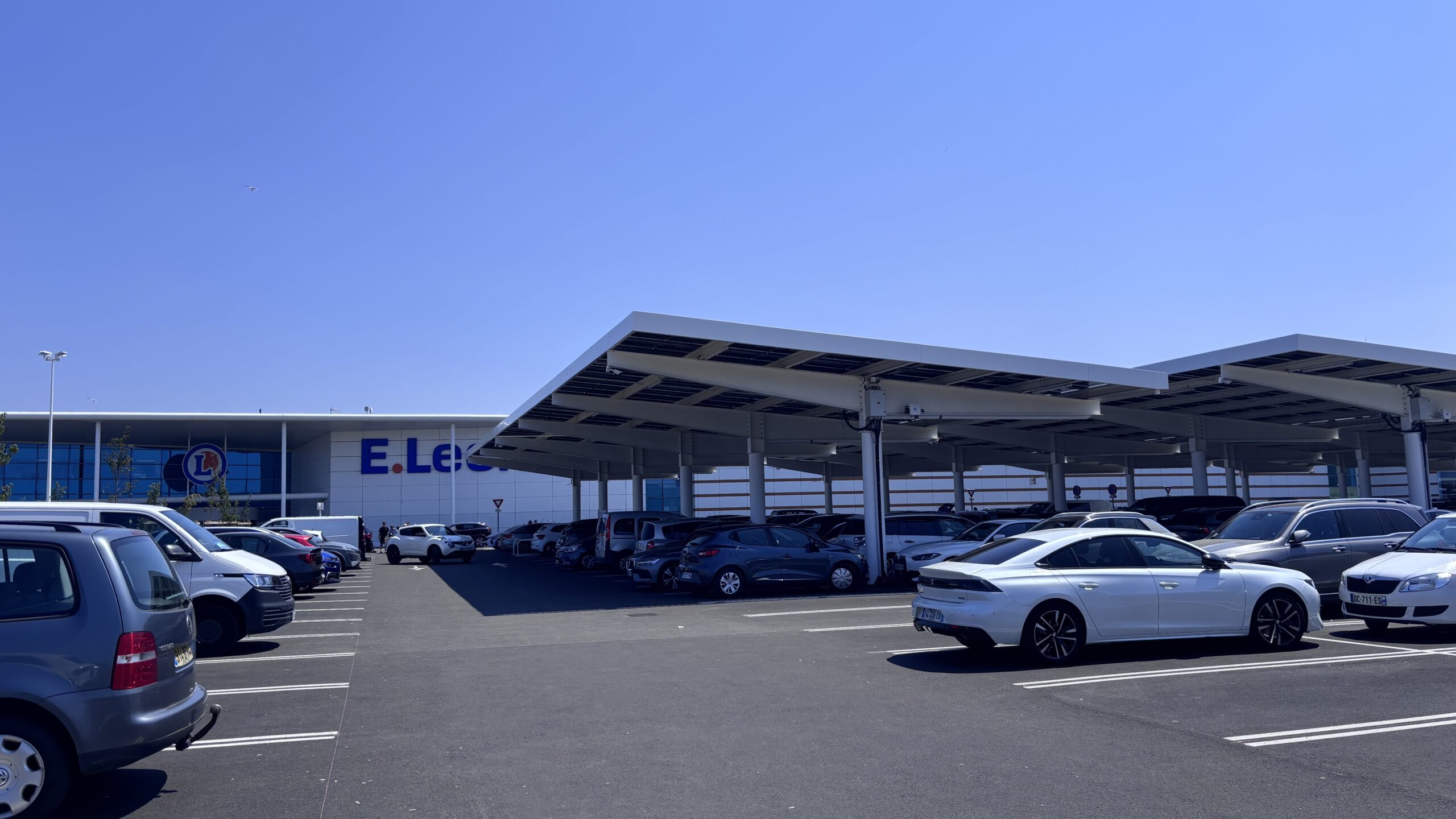Parking Leclerc Guérande avec panneaux solaires