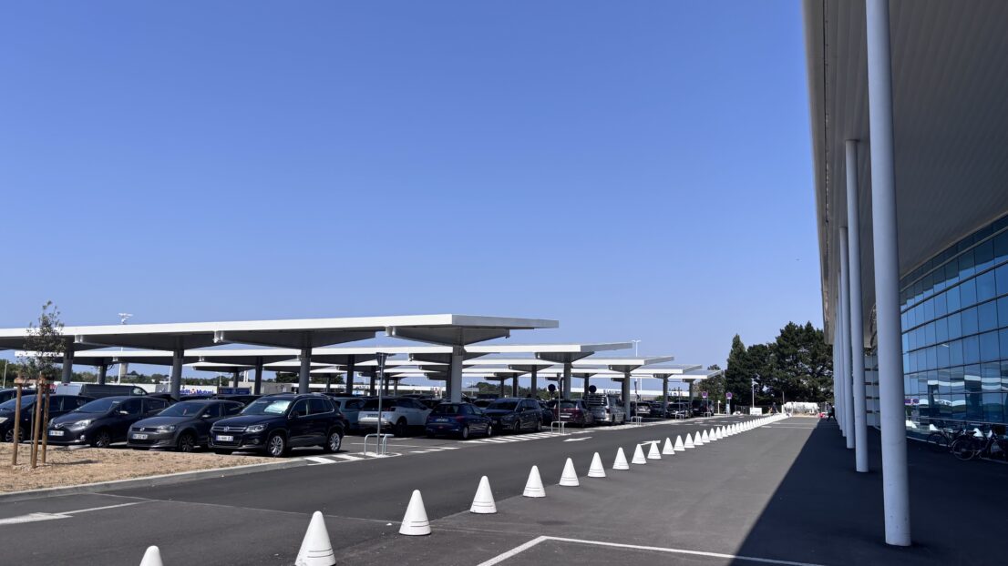 Parking extérieur couvert de voitures à Leclerc Guérande sous un ciel bleu