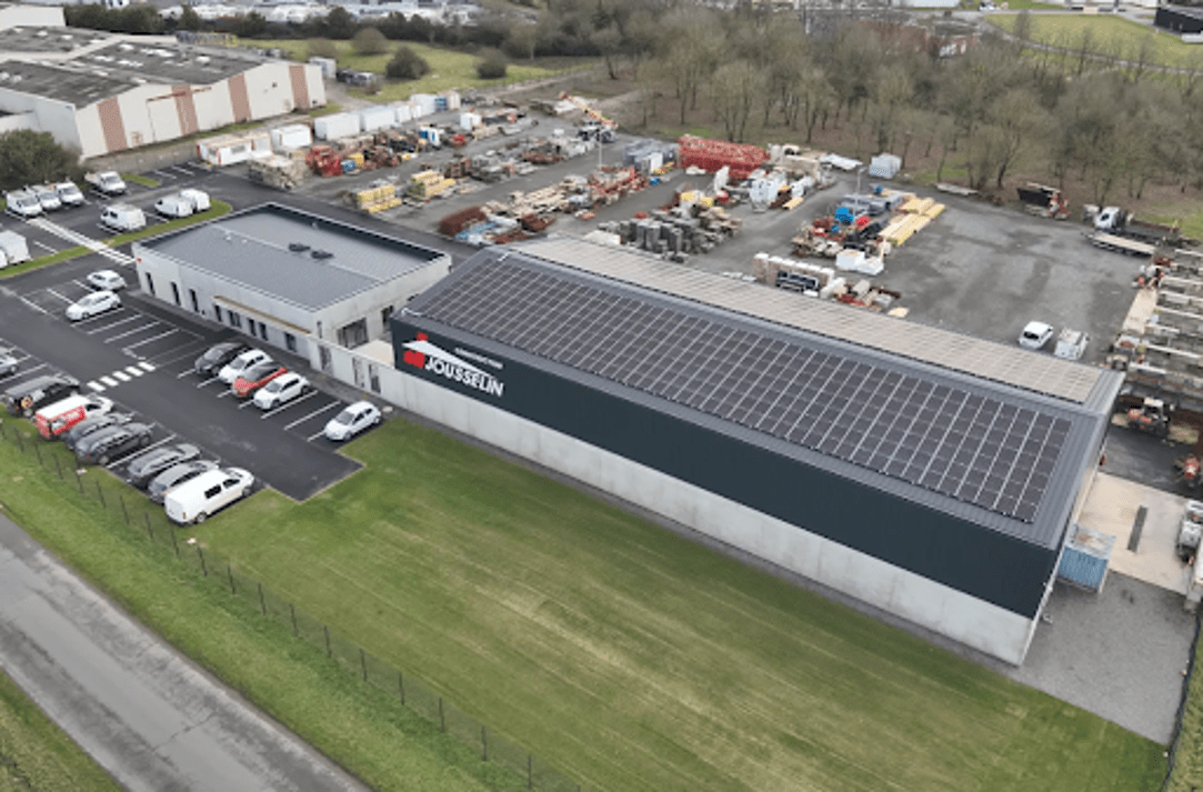 Vue aérienne de la construction Jousselin avec panneaux solaires sur le toit
