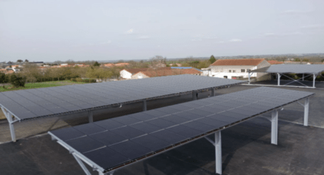 Ombrières photovoltaïques Posson Packaging pour recharge de véhicules électriques.
