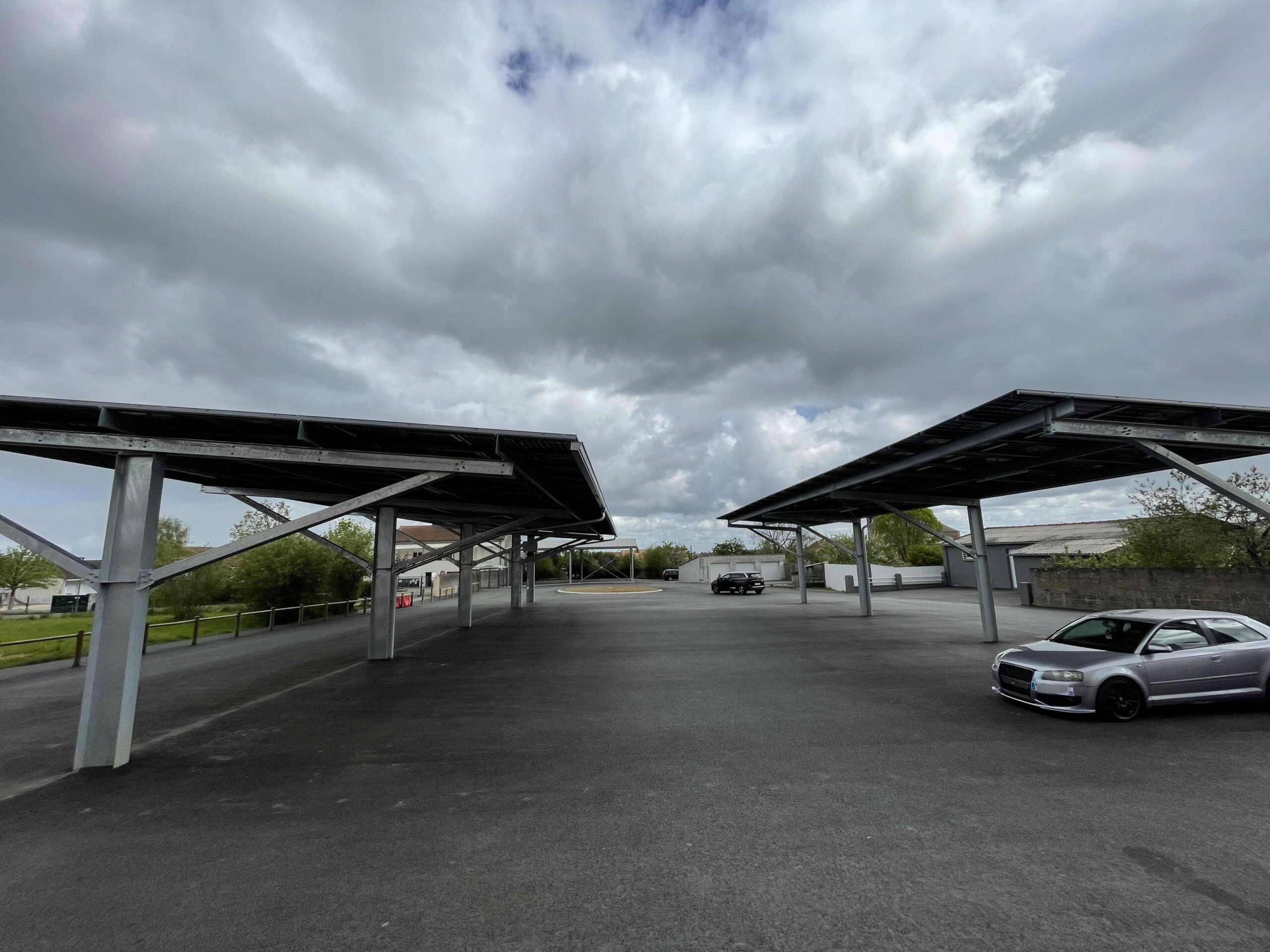 Parking extérieur couvert avec panneaux solaires, Posson Packaging