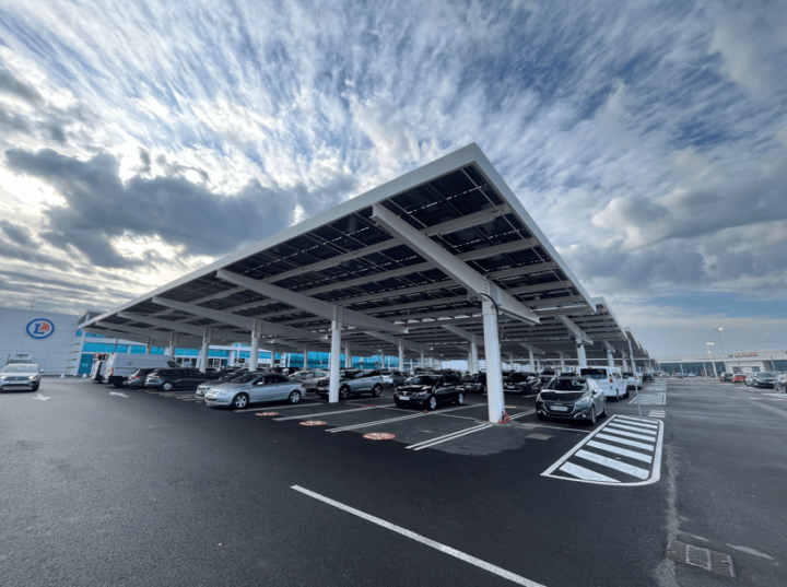 Parking Leclerc Guérande avec panneaux solaires sur les ombrières