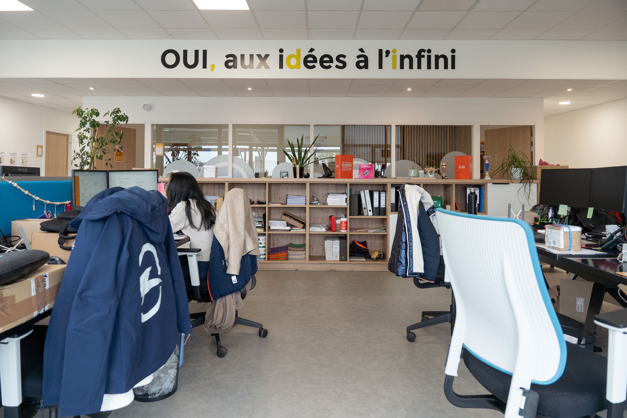 Bureau moderne avec citation inspirante "Oui, aux idées à l'infini