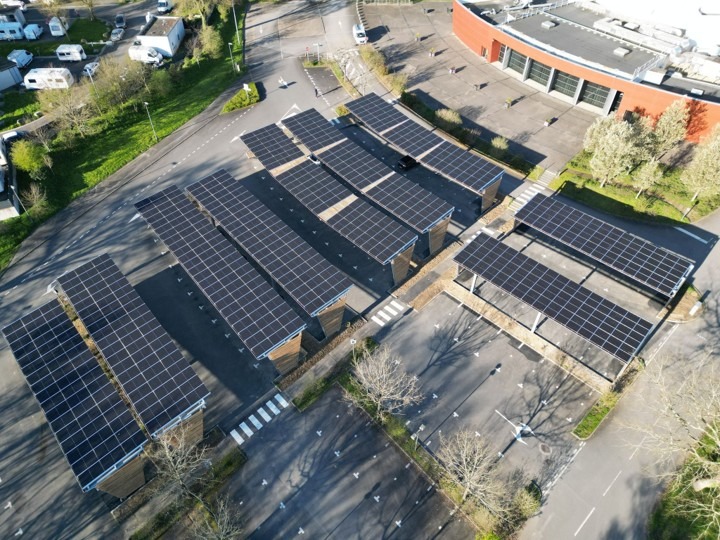 Panneaux solaires sur un parking de la commune d'Orvault