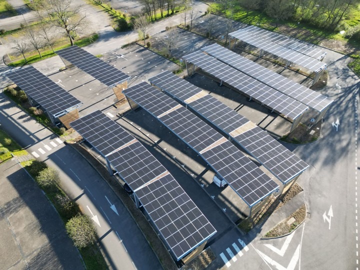 Ombrière photovoltaïque sur un parking de la commune d'Orvault