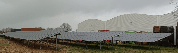 Panneau solaire de Posson Packaging installé dans un champ
