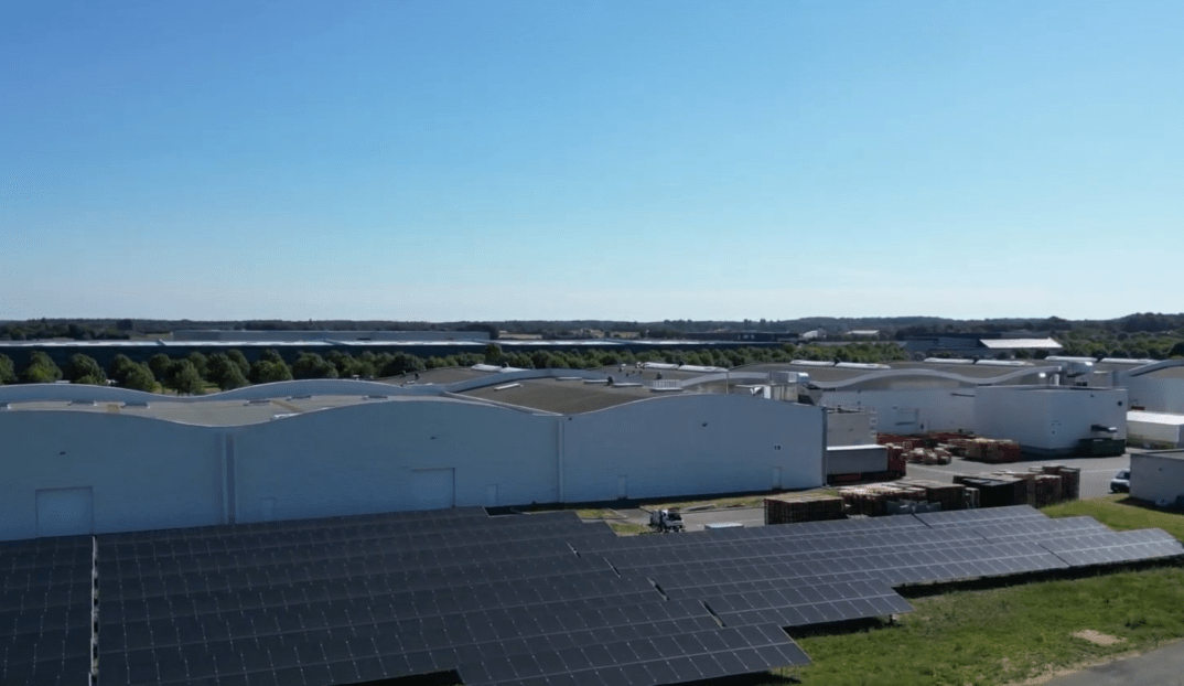 Usine Posson Packaging avec panneaux solaires et entrepôts