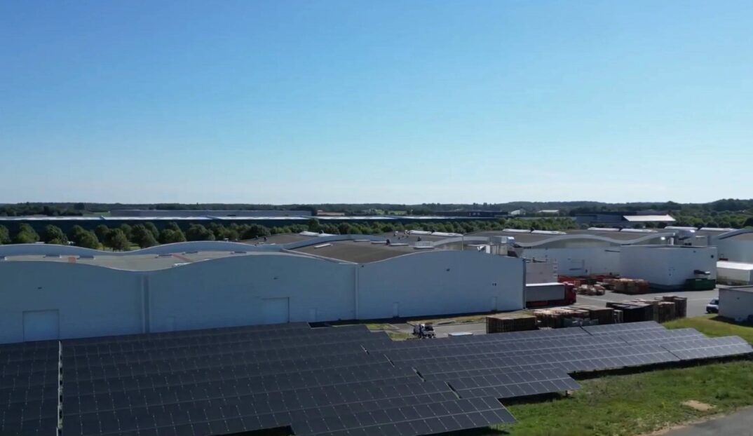 Panneau solaire devant des entrepôts Posson Packaging