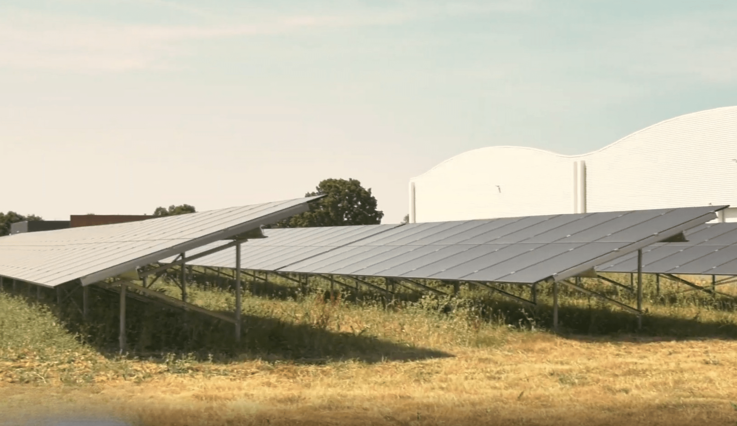 Panneaux solaires devant un bâtiment de Posson Packaging