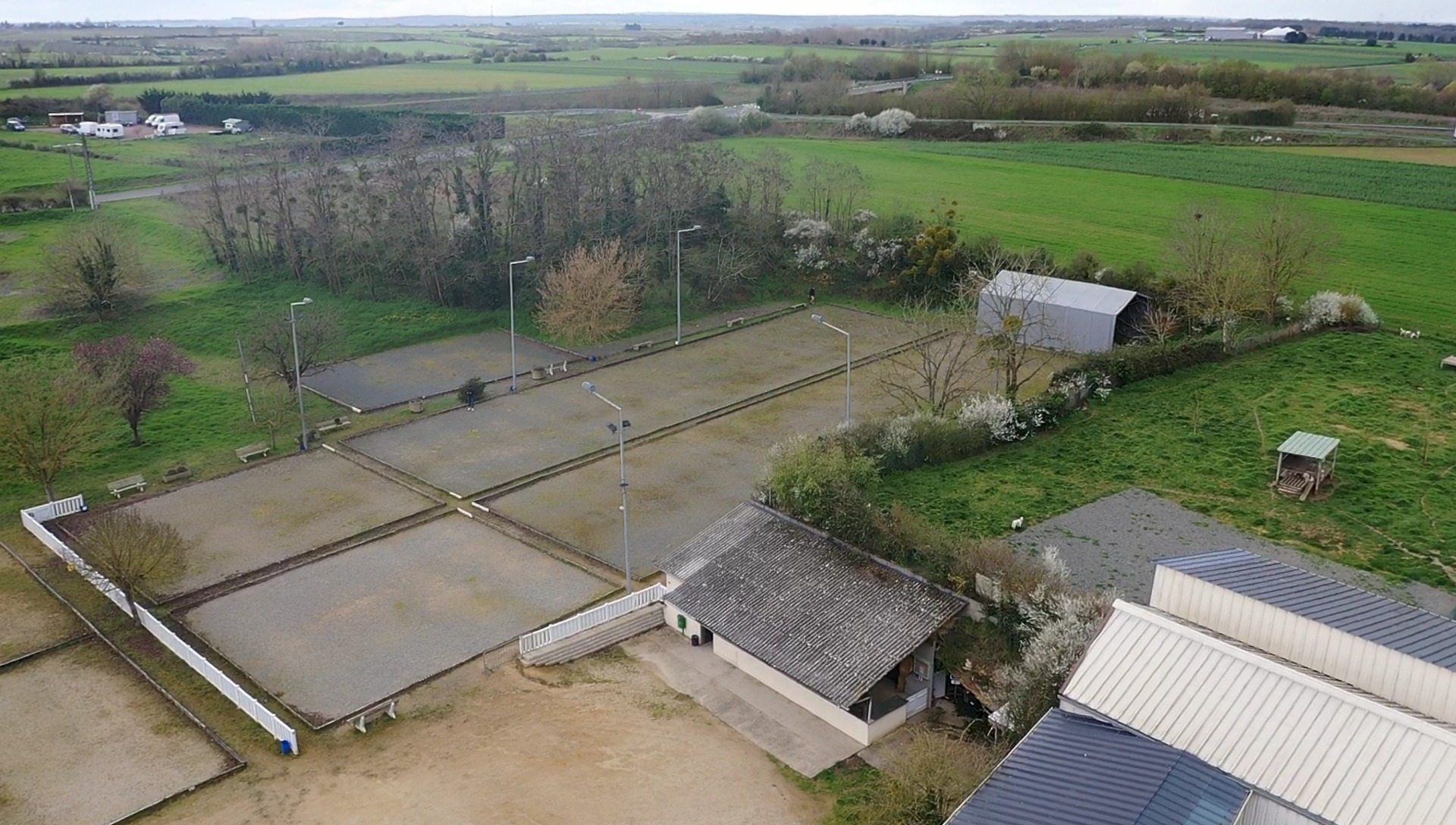 Vue aérienne des terrains de pétanque de Doué-en-Anjou.
