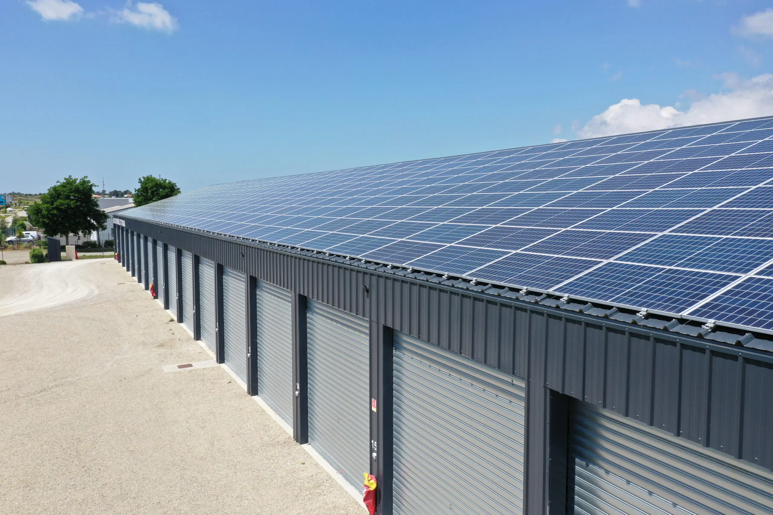 Entrepôts avec panneaux solaires sur le toit, solutions énergétiques durables