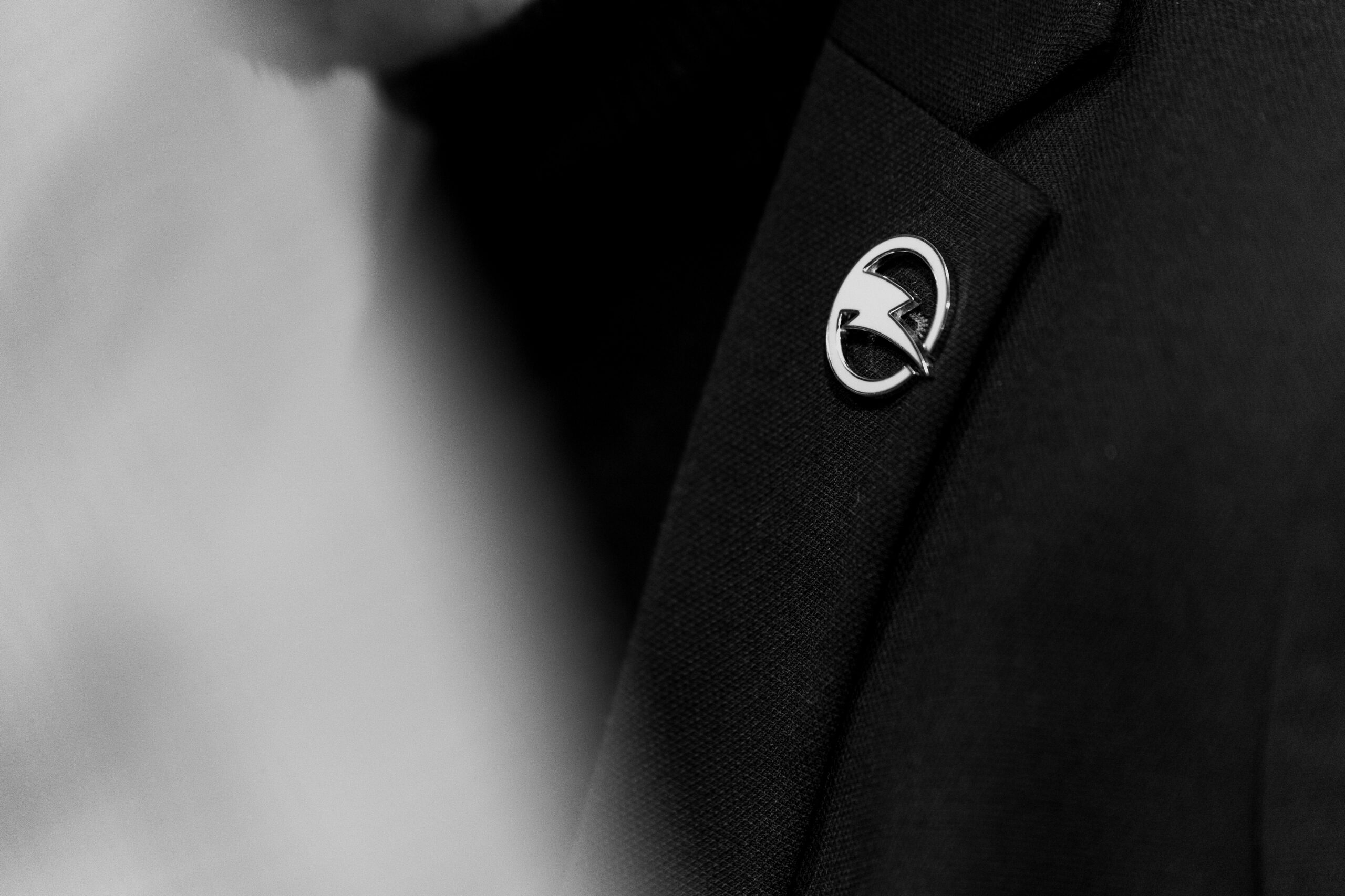 Broche logo éclair sur veste de costume noire