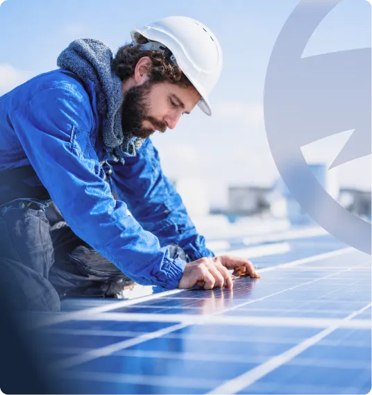 Technicien installant des panneaux solaires sur un toit.